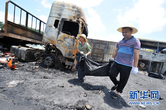 19���賿3�c(di��n)���ң����������ۑѶ�1309KM̎�ɖ|����������һ�v�b�d���ɿ�ȼҺ�w��С؛܇�cһ�v�����_���F�ݵĴ��܇�l(f��)��׷β��ըȼ�������A��ӛ�������